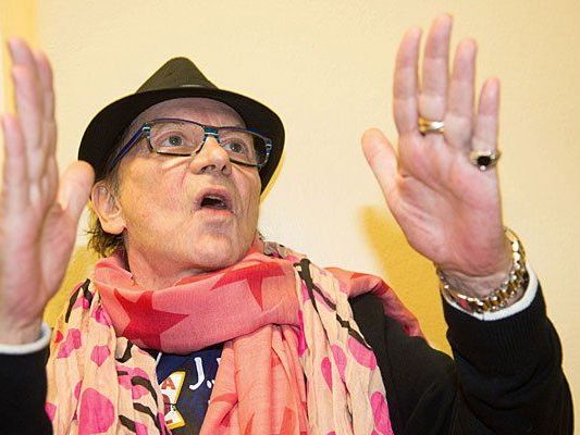 Ein farbenfroh gekleideter Helmut Berger vor Beginn des Prozesses wegen Körperverletzung Ein farbenfroh gekleideter Helmut Berger vor Beginn des Prozesses wegen Körperverletzung