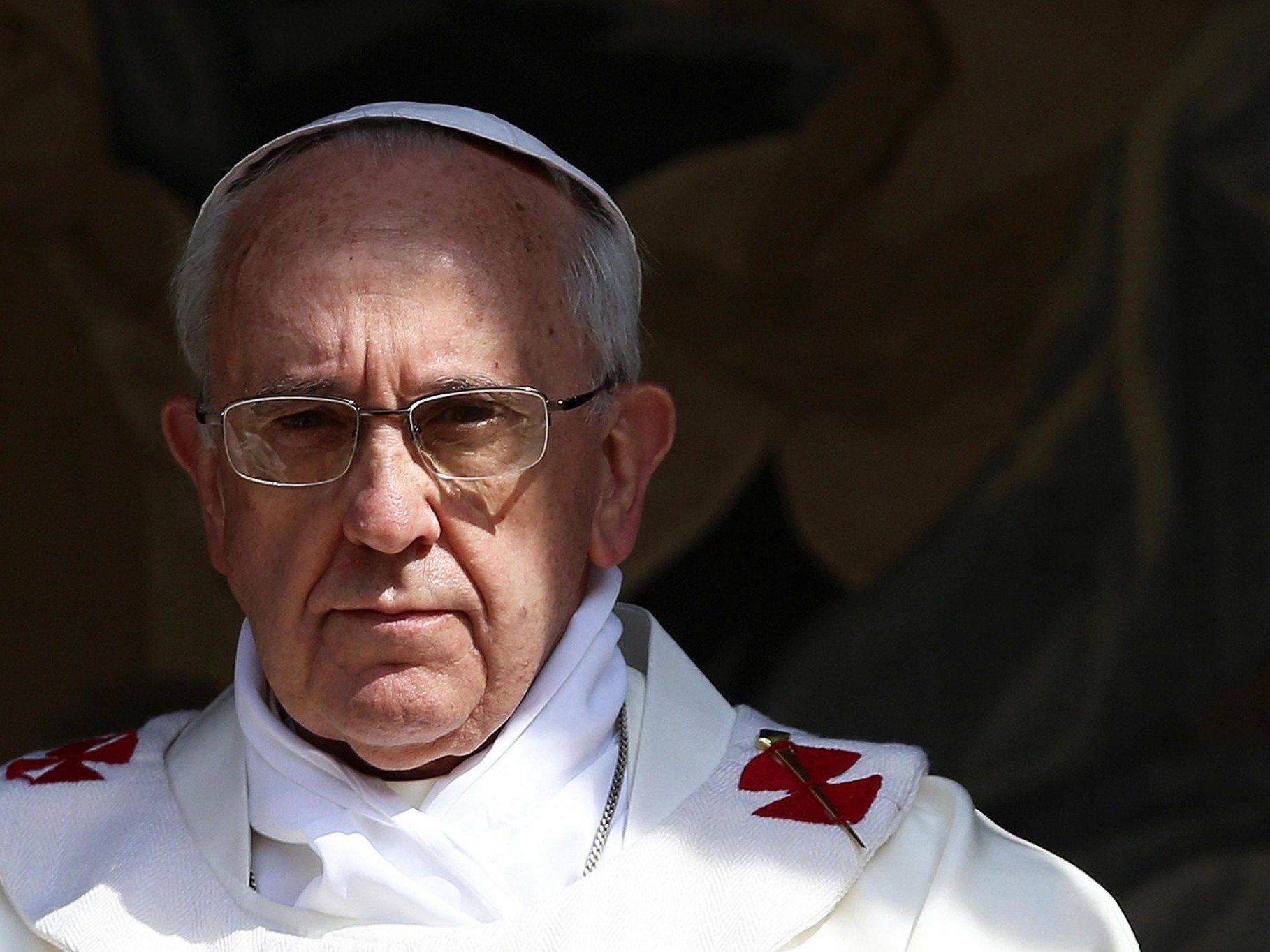 Papst Franziskus warnt vor einem militärischen Eingreifen in den syrischen Bürgerkrieg. Papst Franziskus warnt vor einem militärischen Eingreifen in den syrischen Bürgerkrieg.