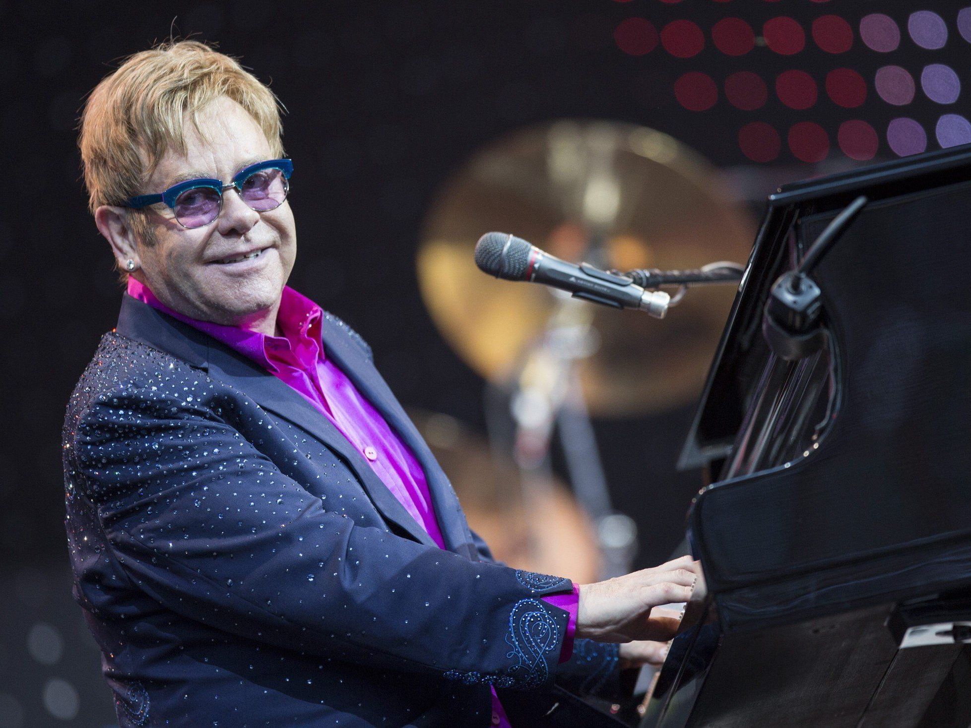 Während eines Konzertes in Berlin widmete Elton John Angela Merkel ein Lied. Während eines Konzertes in Berlin widmete Elton John Angela Merkel ein Lied.