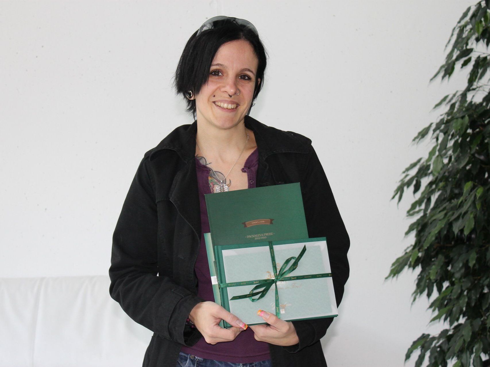 Die Gewinnerin des Hauptpreises, Karoline Gmeiner, darf sich über einen Aufenthalt im Hotel Jagdhof ***** freuen. Die Gewinnerin des Hauptpreises, Karoline Gmeiner, darf sich über einen Aufenthalt im Hotel Jagdhof ***** freuen.