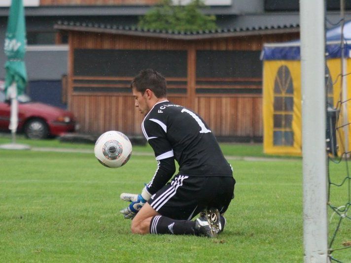 Langenegg Goalie Rene Joppi musste vier Mal den Ball aus dem eigenen Kasten nehmen. Langenegg Goalie Rene Joppi musste vier Mal den Ball aus dem eigenen Kasten nehmen.
