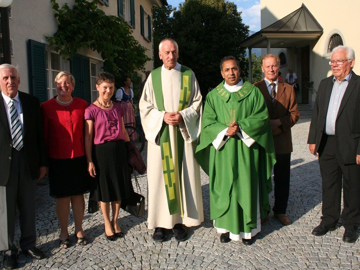 Pfarrer Joy Peter Thattakath mit den Pfarrgemeinde- und Pfarrkirchenräten. Pfarrer Joy Peter Thattakath mit den Pfarrgemeinde- und Pfarrkirchenräten.