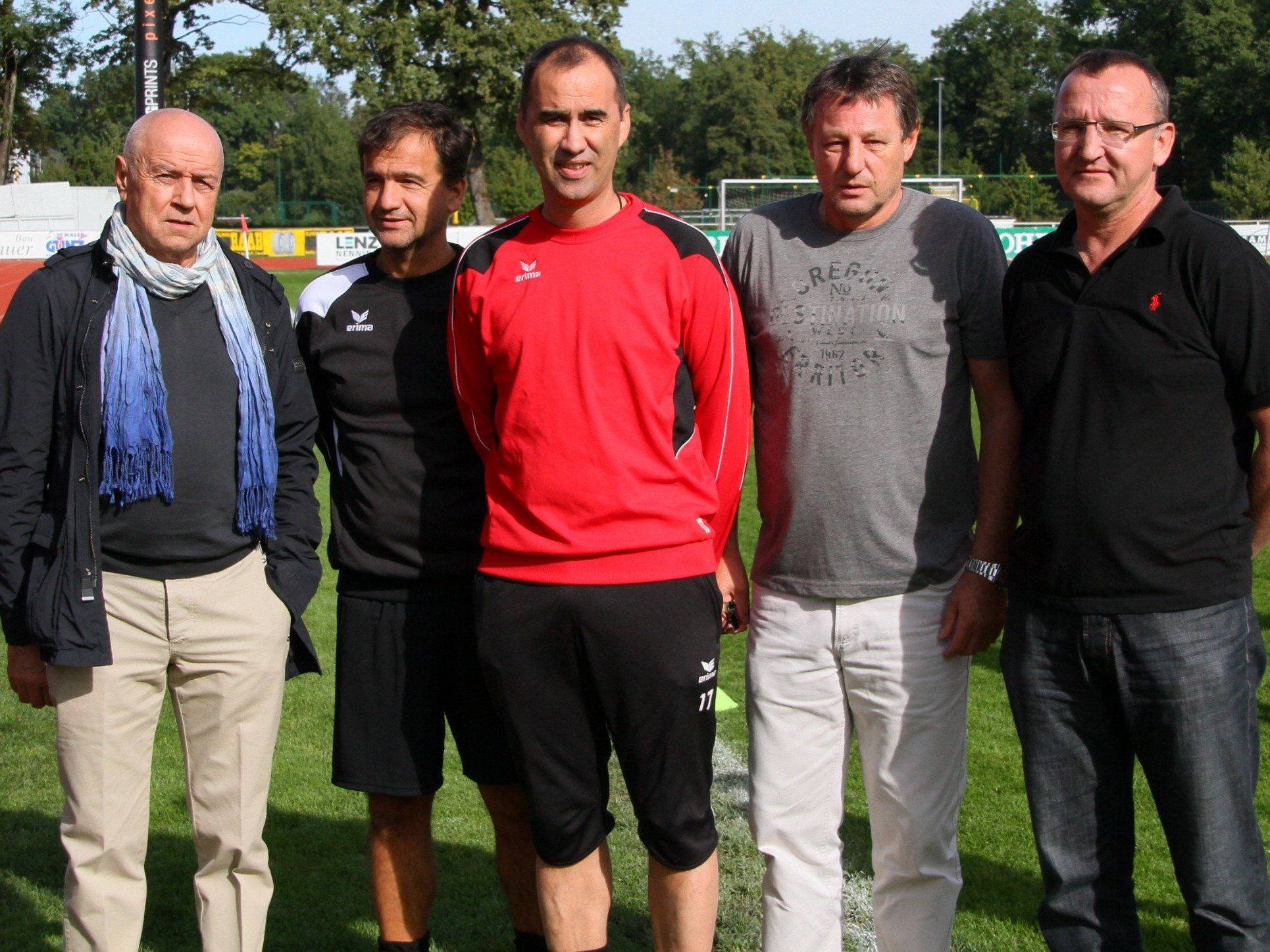 Amtsantritt am Sonntag vormittag auf der Birkenwiese für Neocoach Peter Jakubec. Amtsantritt am Sonntag vormittag auf der Birkenwiese für Neocoach Peter Jakubec.