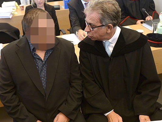Der Angeklagte Michael K. und Verteidiger Farid Rifaat beim Prozess