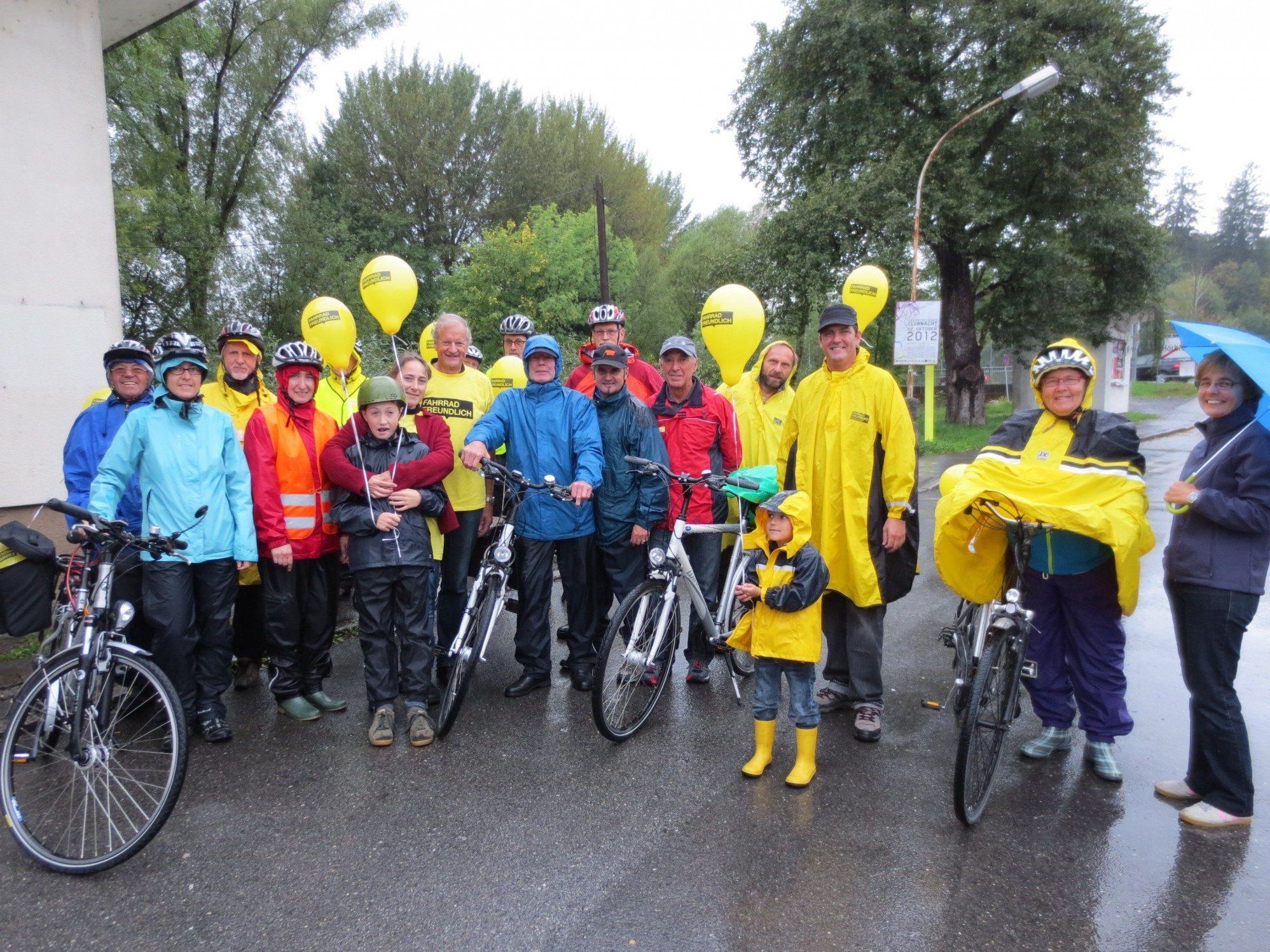 Auch bei schlechtem Wetter waren im vorigen Jahr zahlreiche Radfahrer gut ausgerüstet bei der FAHR RAD Parade und der FAHR RAD Preisverlosung mit dabei. Auch bei schlechtem Wetter waren im vorigen Jahr zahlreiche Radfahrer gut ausgerüstet bei der FAHR RAD Parade und der FAHR RAD Preisverlosung mit dabei.