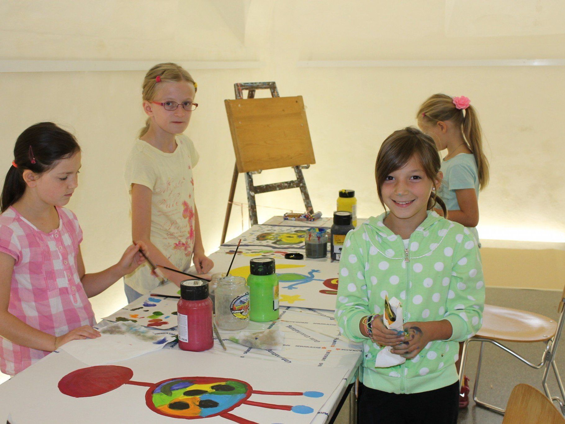 Kinder malen beim Workshop in der Villa Falkenhorst Kinder malen beim Workshop in der Villa Falkenhorst