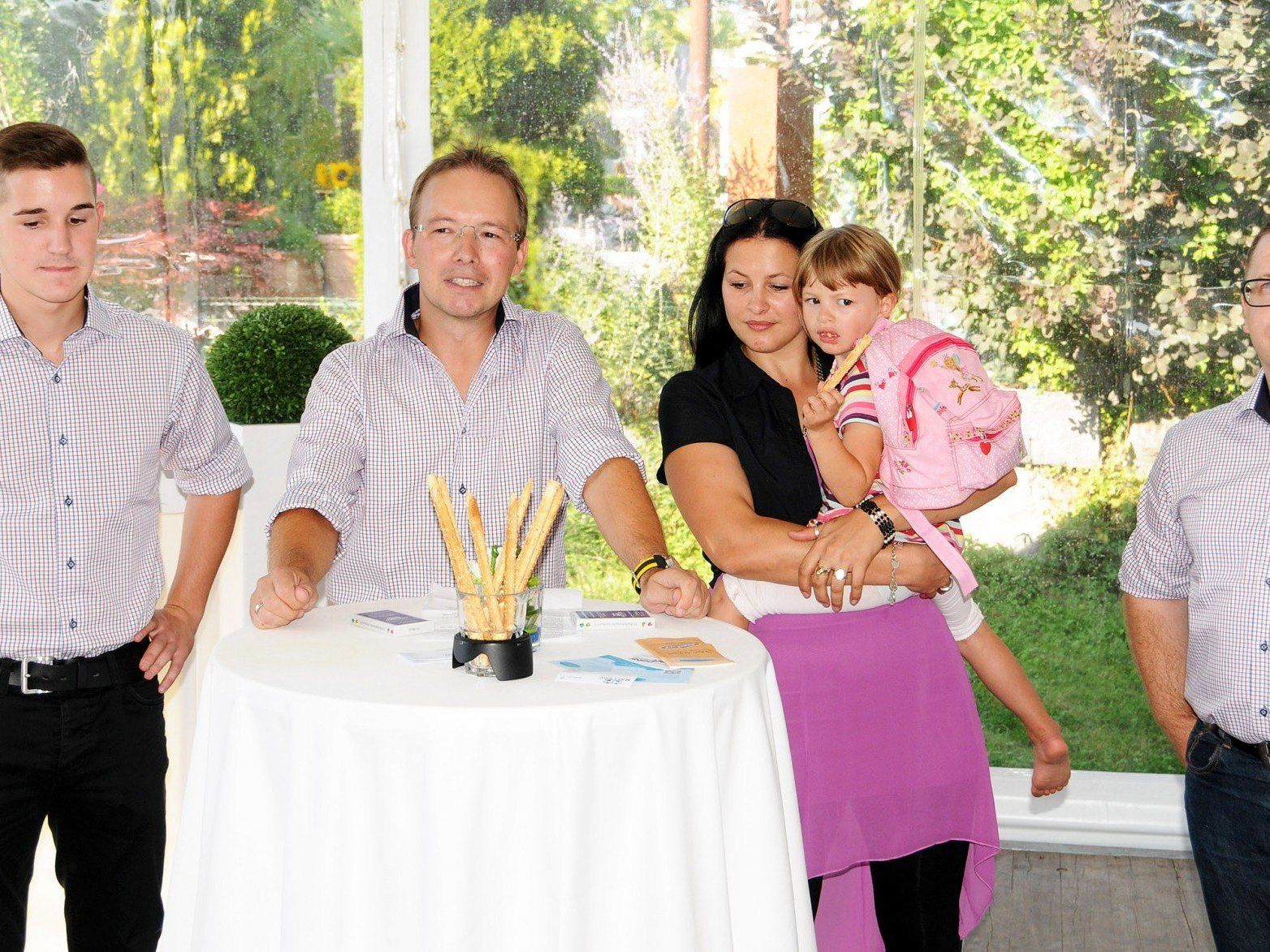 Manuel und Daniela Matt mit Romana und den Mitarbeitern Pascal Perle (li.) und Markus Neubacher Manuel und Daniela Matt mit Romana und den Mitarbeitern Pascal Perle (li.) und Markus Neubacher