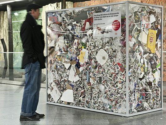 Ein Müllkunstwerk am Westbahnhof will an mehr Sauberkeit in den Öffis erinnern Ein Müllkunstwerk am Westbahnhof will an mehr Sauberkeit in den Öffis erinnern