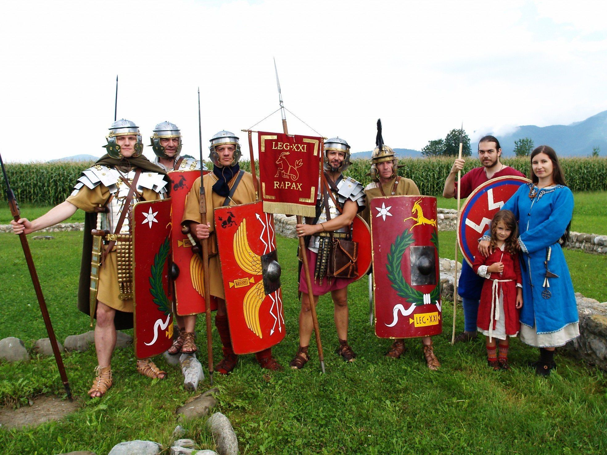 Die römischen Legionäre und eine Alamannen Gruppe sorgten im Freiluftmuseum für Begeisterung. Die römischen Legionäre und eine Alamannen Gruppe sorgten im Freiluftmuseum für Begeisterung.