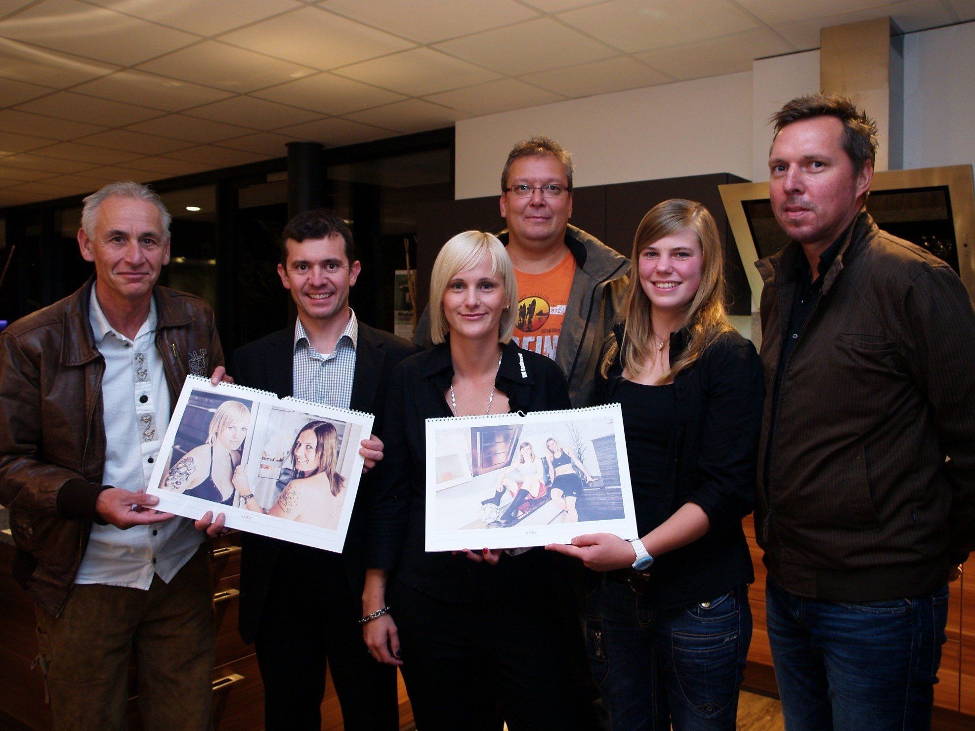 Gernot Eiler, Bürgermeister Martin Summer, Wolfgang Rützler, Linda Fritz, Veronika Vonbrühl und Ulli Bischoff bei der Kalender Präsentation. Gernot Eiler, Bürgermeister Martin Summer, Wolfgang Rützler, Linda Fritz, Veronika Vonbrühl und Ulli Bischoff bei der Kalender Präsentation.