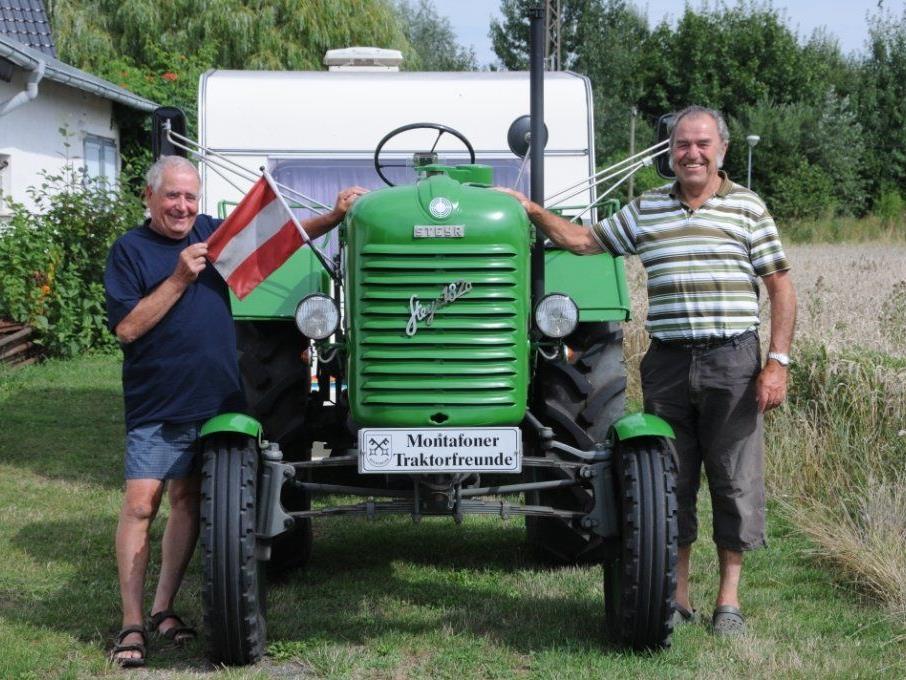 Peter Rehse (li) und Ernst Neier von den Montafoner Traktorfreunden fuhren mit dem Traktor bis zur Insel Rügen.