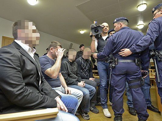 Beim Prozess in Wien Beim Prozess in Wien