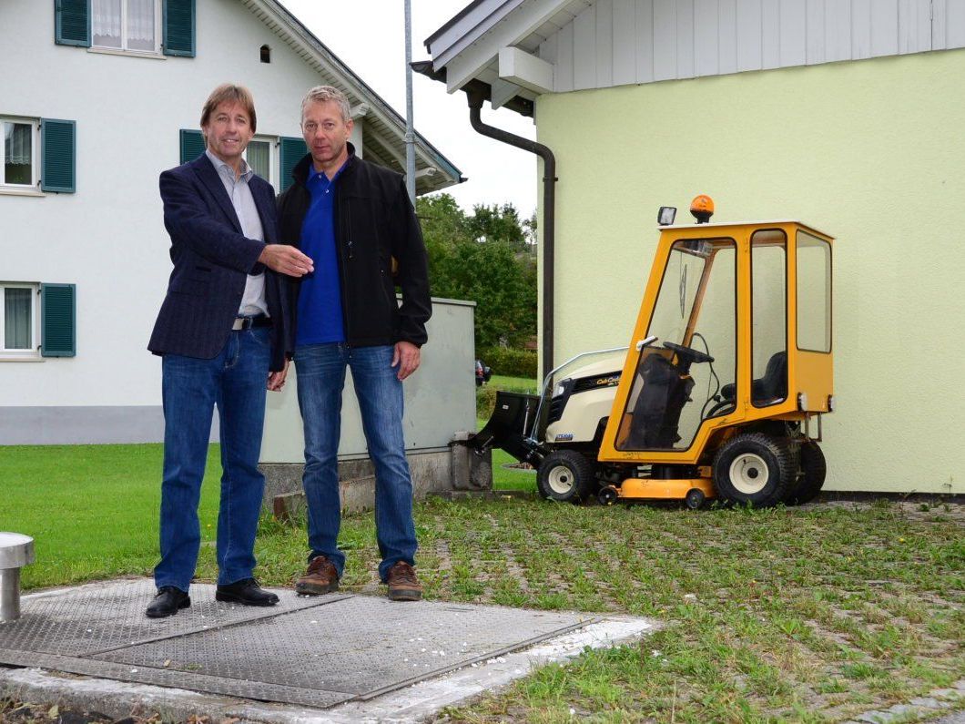 Bgm. Fritz Maierhofer (l.) und DI Dietmar Breuß: Neben dem bestehenden Schmutzwasserpumpwerk wird das neue errichtet. Bgm. Fritz Maierhofer (l.) und DI Dietmar Breuß: Neben dem bestehenden Schmutzwasserpumpwerk wird das neue errichtet.