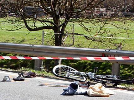 Bei einem schweren Unfall wurde ein Radfahrer getötet