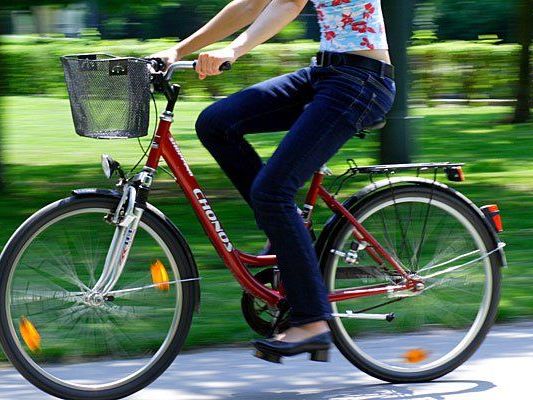 Eine Radfahrerin hatte in Hietzing einen Unfall Eine Radfahrerin hatte in Hietzing einen Unfall