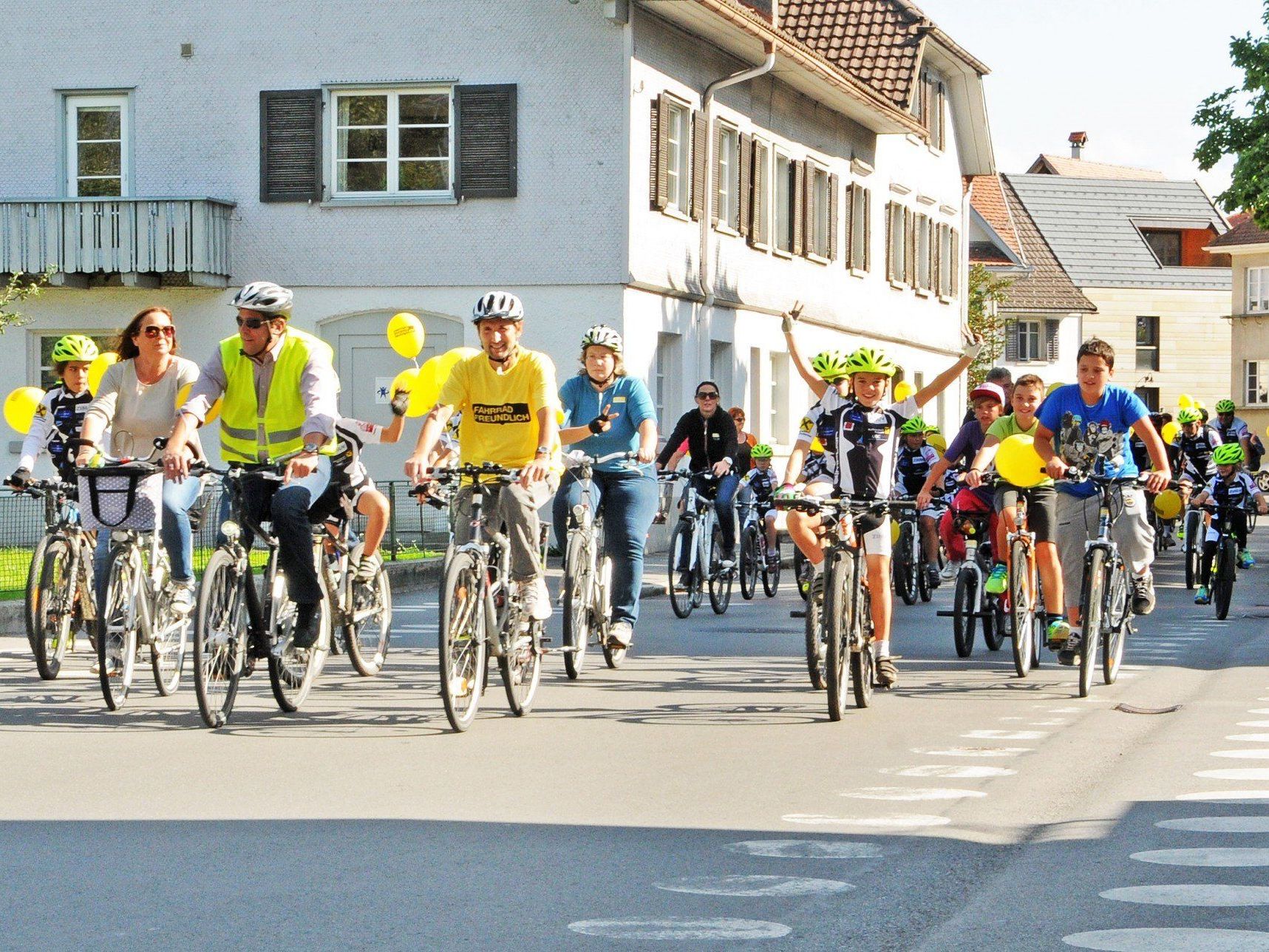 Die Radlerinnen und Radler aus den sechs plan-b Gemeinden im Unterland radeln durch Hard. Die Radlerinnen und Radler aus den sechs plan-b Gemeinden im Unterland radeln durch Hard.