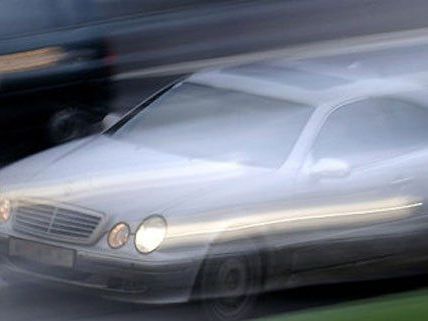 Mit 120 km/h wollte die Frau der Polizei davonrasen. Mit 120 km/h wollte die Frau der Polizei davonrasen.