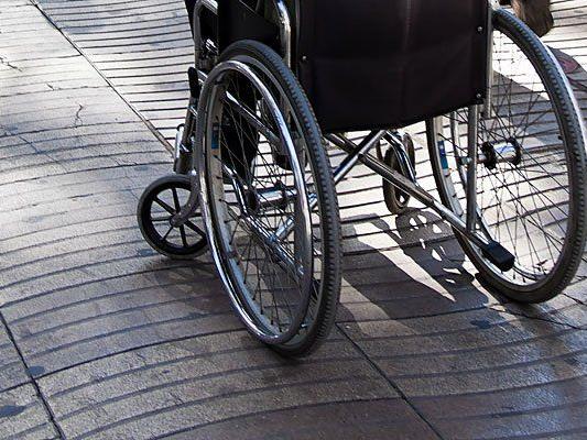 Ein Trio beraubte einen Rollstuhlfahrer