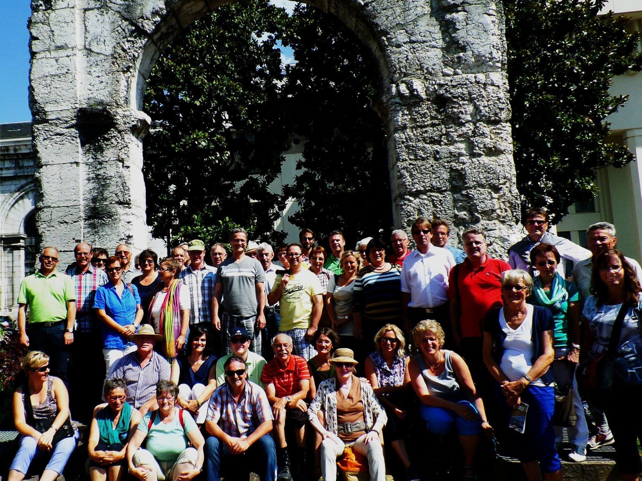 "Frohsinn Koblach" mit Partnerinnen vor einem römischen Kultbogen in Aix les Bains! "Frohsinn Koblach" mit Partnerinnen vor einem römischen Kultbogen in Aix les Bains!