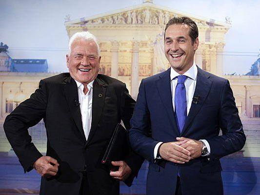 Fröhlichkeit und Einigkeit bei Team Stronach Spitzenkandidat Frank Stronach (L) und FPÖ-Chef Heinz-Christian Strache