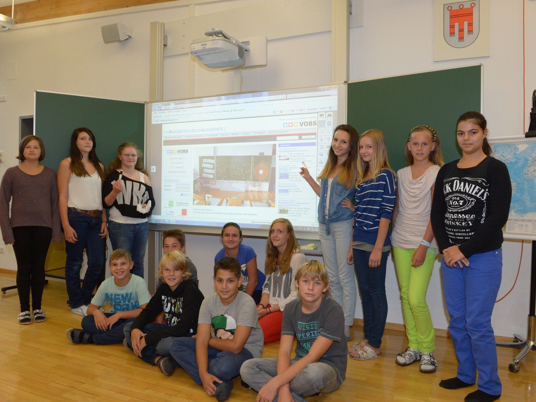 Die Schüler der 3a Klasse freuen sich mit der 4a und 4b über moderne, interaktive Tafeln. Die Schüler der 3a Klasse freuen sich mit der 4a und 4b über moderne, interaktive Tafeln.