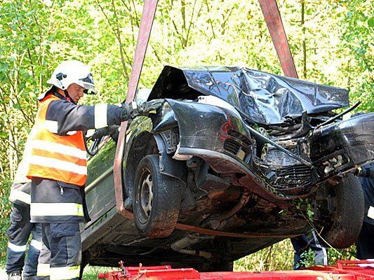 Beim Bergen des wagens im Bezirk Neunkirchen