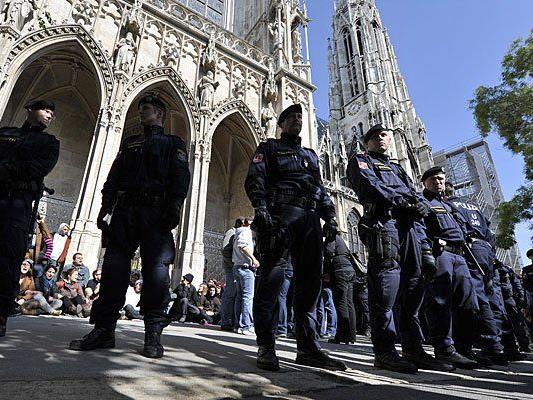 Die Wiener Votivkirche ist am Sonntag neuerlich von protestierenden Flüchtlingen besetzt worden.