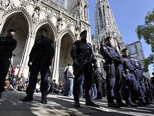 Die Wiener Votivkirche ist am Sonntag neuerlich von protestierenden Flüchtlingen besetzt worden. Die Wiener Votivkirche ist am Sonntag neuerlich von protestierenden Flüchtlingen besetzt worden.