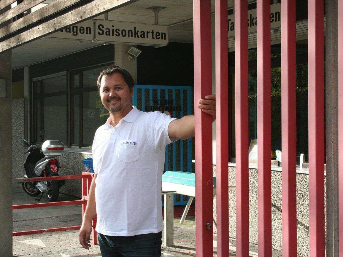 Ein letztes Mal machte Bademeister Oliver Tschabrun den Laden des Walgaubades-alt „dicht Ein letztes Mal machte Bademeister Oliver Tschabrun den Laden des Walgaubades-alt „dicht