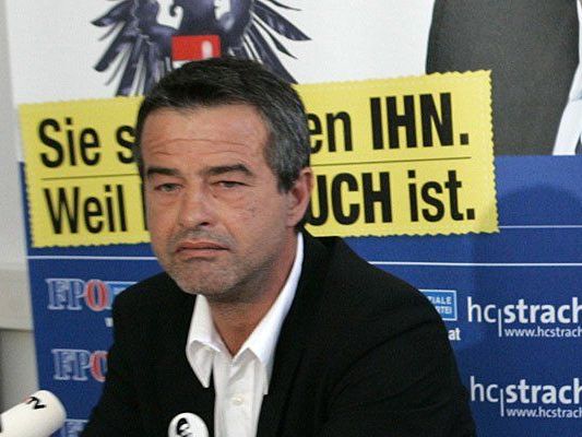 FPÖ-Geschäftsführer Hans Weixelbaum soll durch den Kühnen-Gruß aufgefallen sein FPÖ-Geschäftsführer Hans Weixelbaum soll durch den Kühnen-Gruß aufgefallen sein