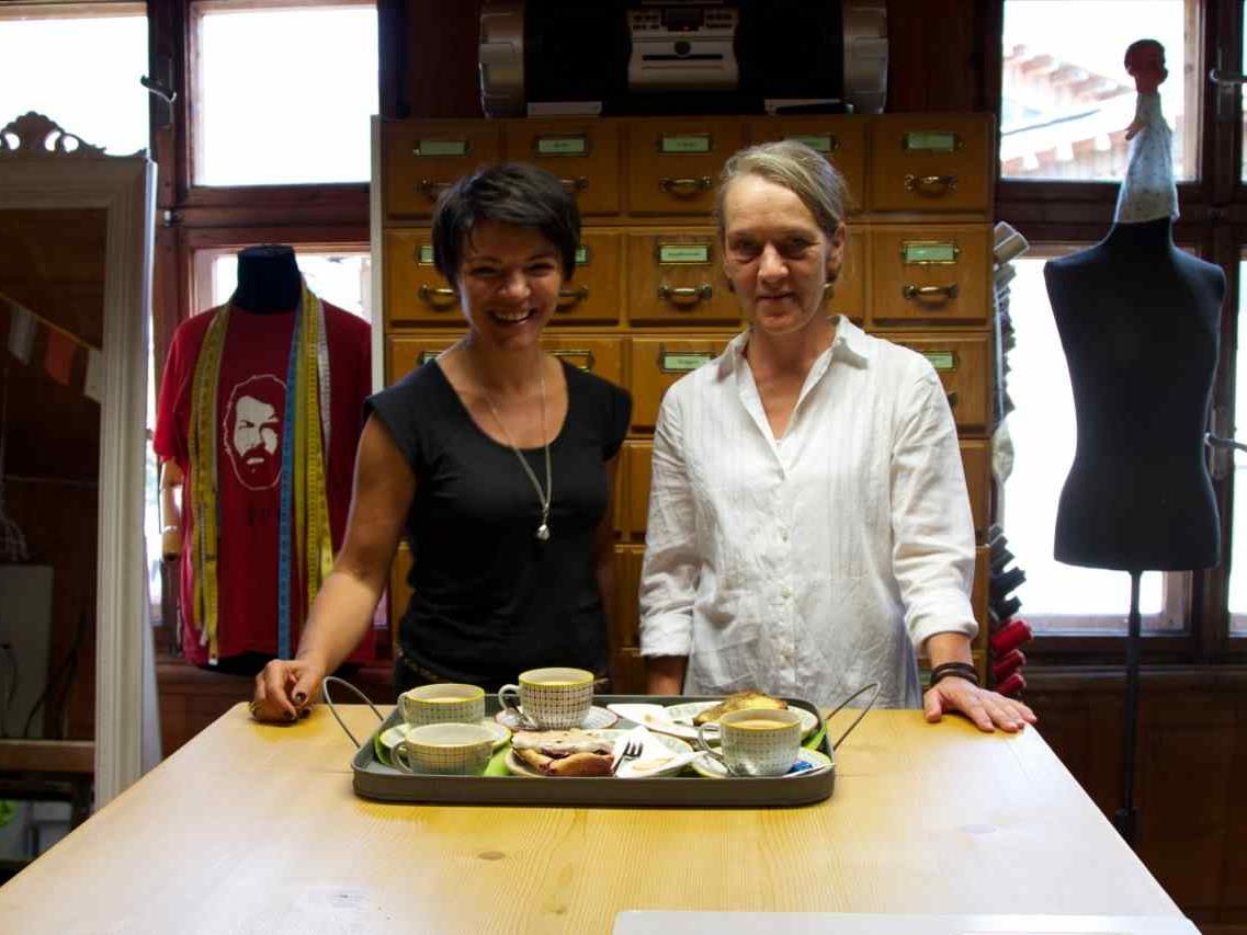 Marlies Schwarzhans-Dönz und Elisabeth Weißkopf bei der Eröffnung der Nähschule.