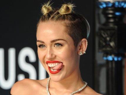 Wie bereits bei den MTV Video Music Awards geizt Miley Cyrus auch im neuen Video nicht mir ihren Reizen.