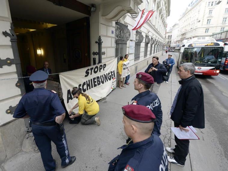 Aktivisten am Mittwoch vor dem Innenministerium in Wien.