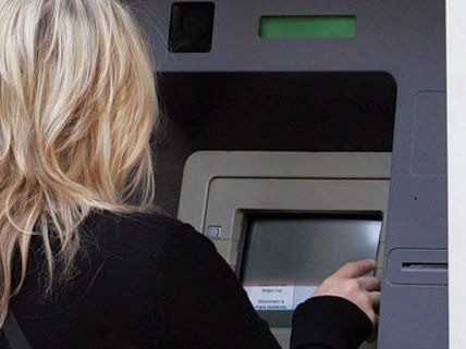 Der Mann wollte auch bei einem Bankomaten er Frau das Geld entreißen - erfolglos. Der Mann wollte auch bei einem Bankomaten er Frau das Geld entreißen - erfolglos.