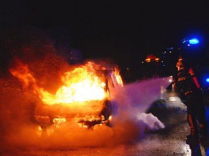 Das Fahrzeug auf der A2 brannte komplett aus. Das Fahrzeug auf der A2 brannte komplett aus.