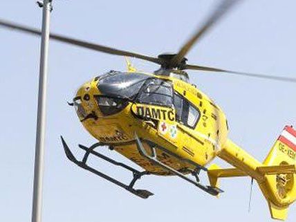 Mit dem Rettungshubschrauber wurde der 50-Jährige nach Wien gebracht. Mit dem Rettungshubschrauber wurde der 50-Jährige nach Wien gebracht.