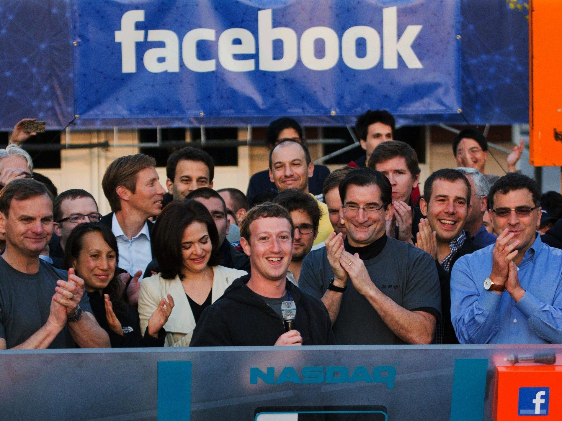 Facebook-Gründer Mark Zuckerberg beim Börsengang des Soziales Netzwerks in New York. Facebook-Gründer Mark Zuckerberg beim Börsengang des Soziales Netzwerks in New York.