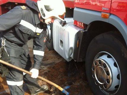 300 Liter Diesel mussten von der Feuerwehr gebunden werden. 300 Liter Diesel mussten von der Feuerwehr gebunden werden.