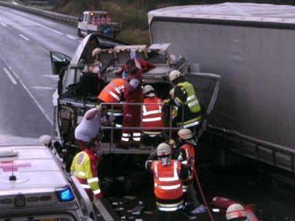 Zwei Lastwagen waren in den Unfall auf der A1 verwickelt.