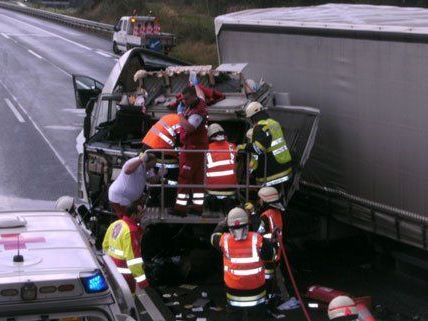 Zwei Lastwagen waren in den Unfall auf der A1 verwickelt. Zwei Lastwagen waren in den Unfall auf der A1 verwickelt.