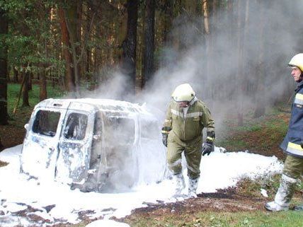 Nach dem Unfall fing der Wagen Feuer. Nach dem Unfall fing der Wagen Feuer.