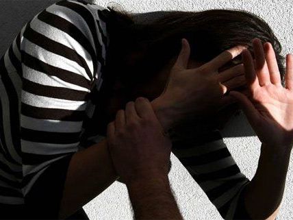 Die jungen Frauen wurden von den Männern attackiert. Die jungen Frauen wurden von den Männern attackiert.