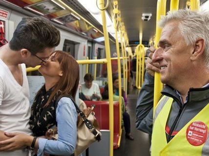 Küssen ist in den Öffis nicht verboten. Küssen ist in den Öffis nicht verboten.