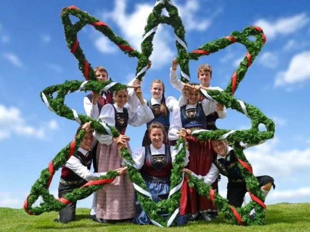 Viel Programm: Volkstanzauftritte, Weinlaube und traditionelle Köstlichkeiten. Viel Programm: Volkstanzauftritte, Weinlaube und traditionelle Köstlichkeiten.