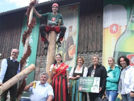 Maibaum wurde für guten Zweck gefällt Maibaum wurde für guten Zweck gefällt