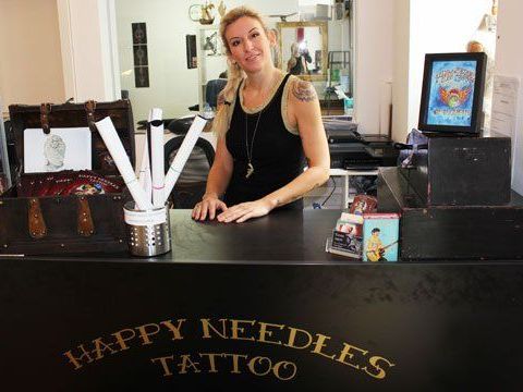 Tattoo-Künstlerin Monika Weber in ihrem Studio "Happy Needles". Tattoo-Künstlerin Monika Weber in ihrem Studio "Happy Needles".