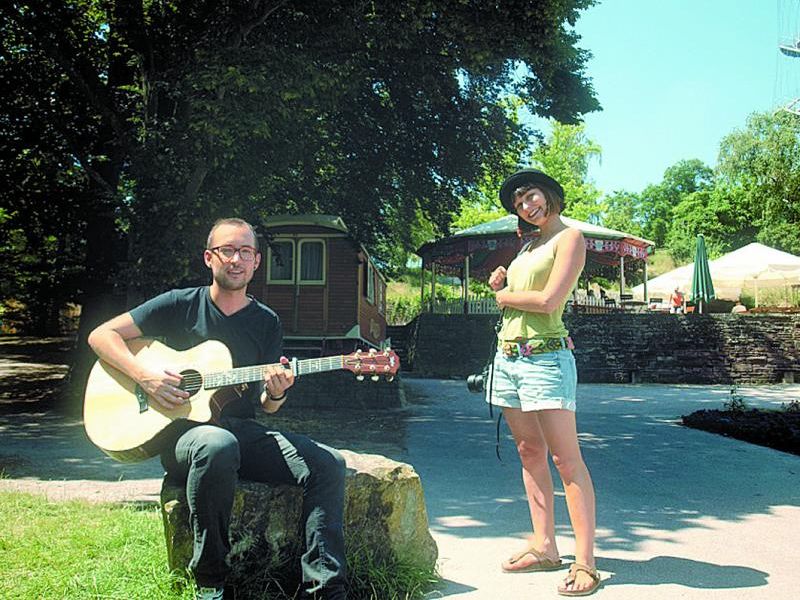 Thomas Pegram und Autorin Adriana Popescu bei den Dreharbeiten. Thomas Pegram und Autorin Adriana Popescu bei den Dreharbeiten.