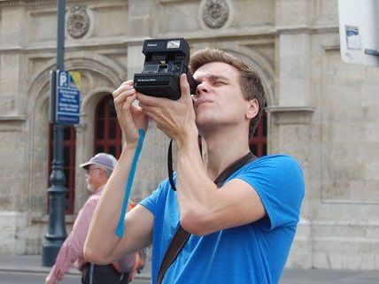 Durch die Linse der Polaroid-Kamera entdecken selbst Wiener die Stadt ganz neu. Durch die Linse der Polaroid-Kamera entdecken selbst Wiener die Stadt ganz neu.