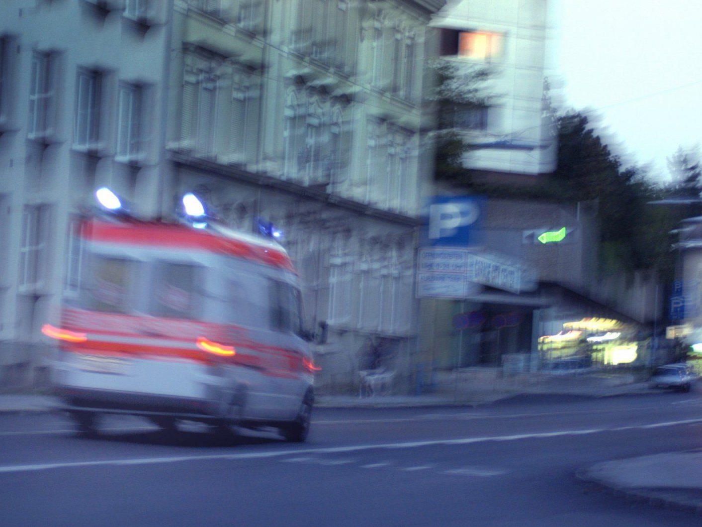 Ein 84-Jähriger wurde bei einem schweren Verkehrsunfall in Wien-Donaustadt lebensgefährlich verletzt,