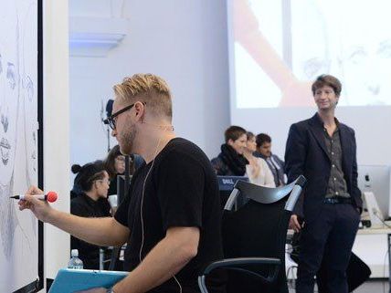 Ein Künstler, zwei Roboter, drei Kunstwerke - so das Kontept von "Long Distant Art". Ein Künstler, zwei Roboter, drei Kunstwerke - so das Kontept von "Long Distant Art".